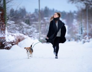Kvinne går tur med hund.